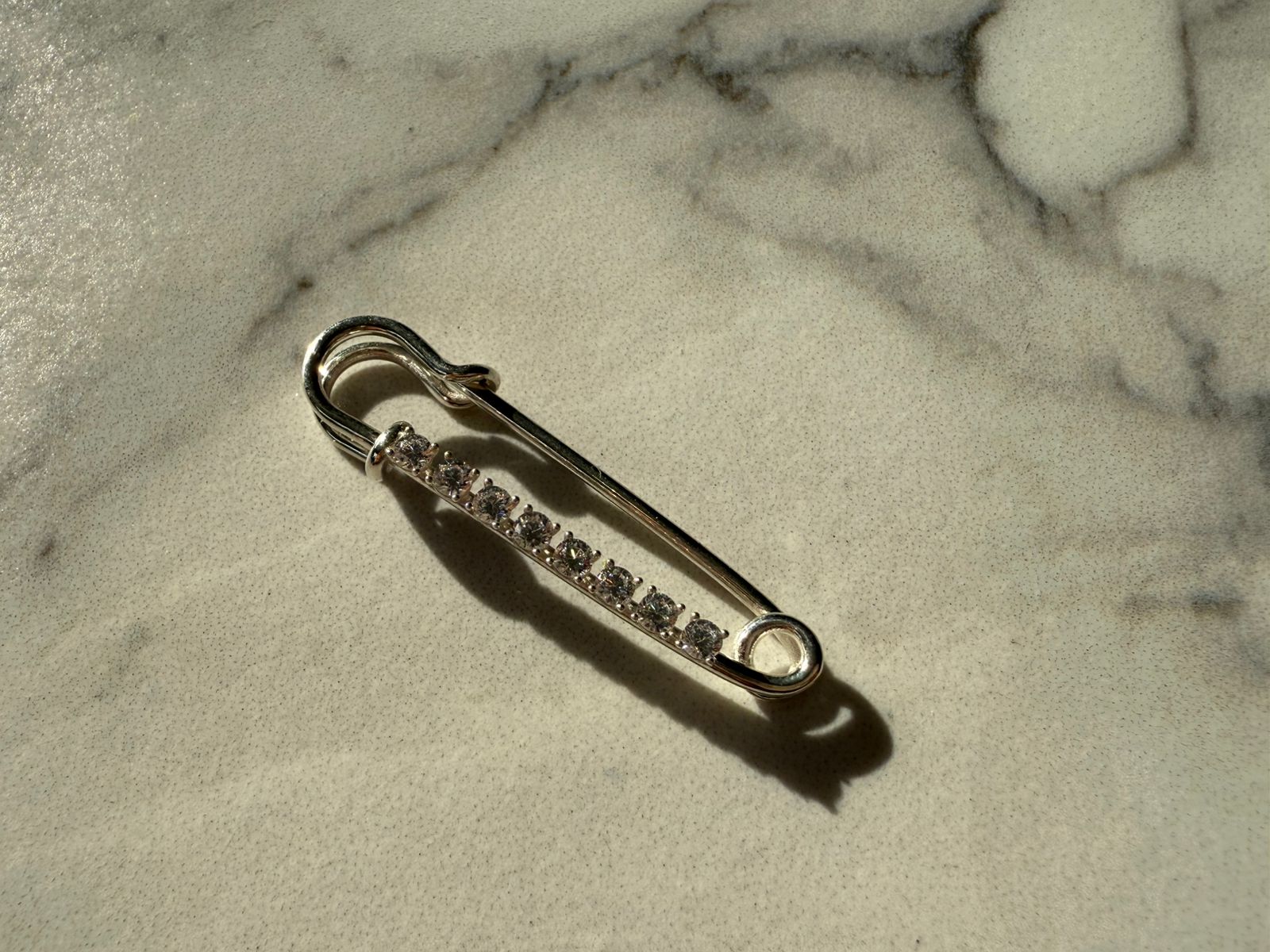 Broche alfiler de plata rodinada de 950 con circones