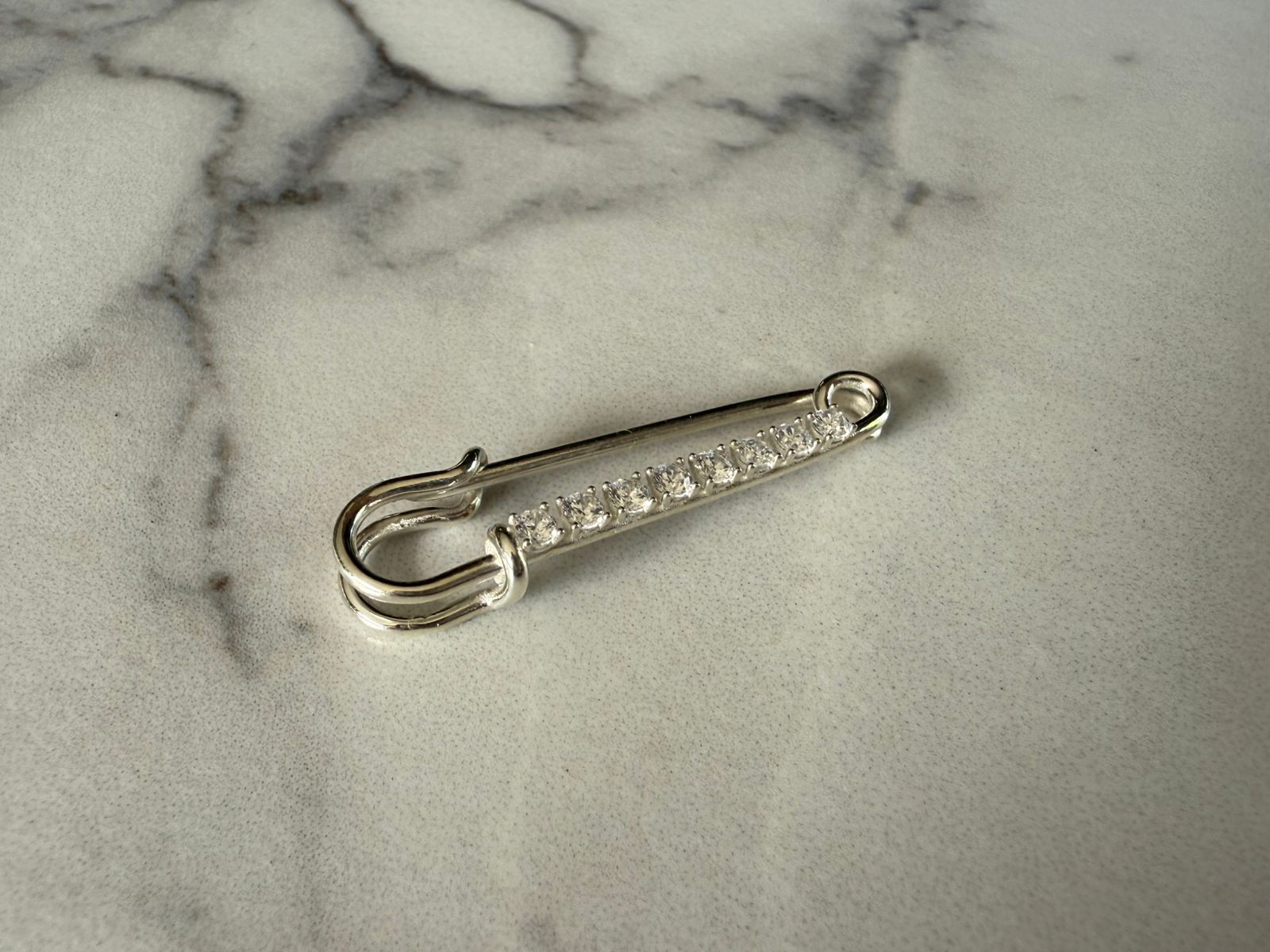 Broche alfiler de plata rodinada de 950 con circones