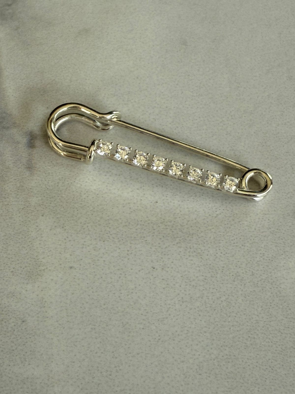 Broche alfiler de plata rodinada de 950 con circones