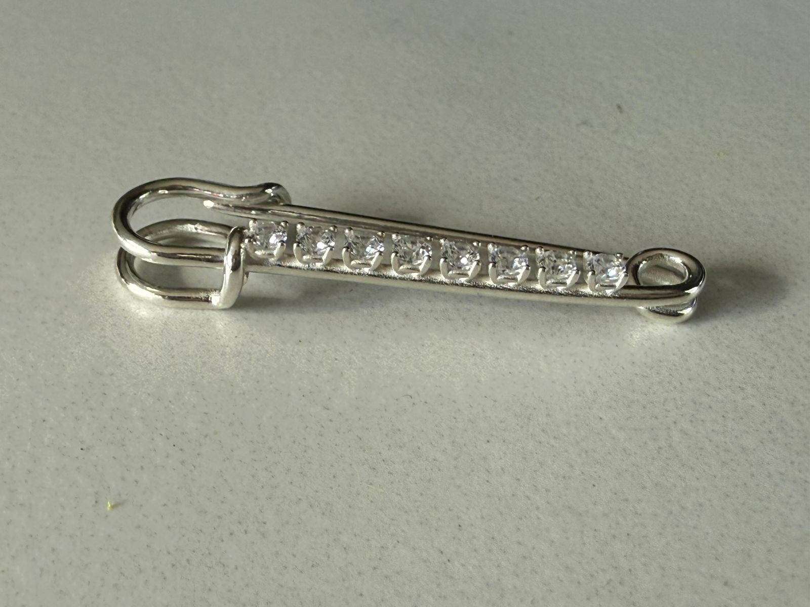 Broche alfiler de plata rodinada de 950 con circones