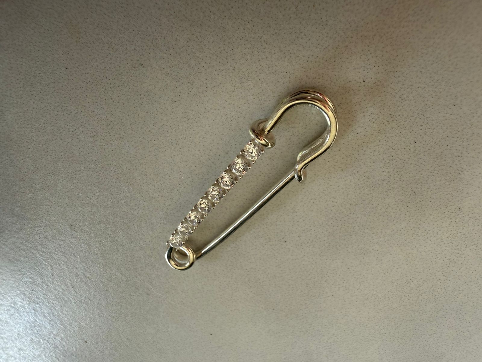 Broche alfiler de plata rodinada de 950 con circones
