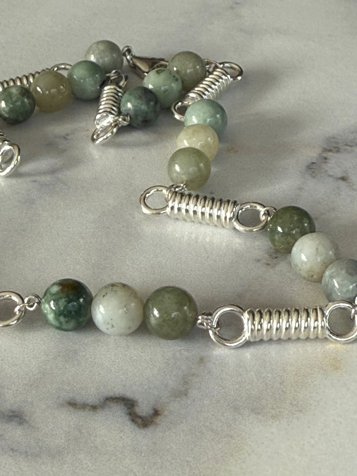 Collar resortes en plata rodinada 950 con piedras jade