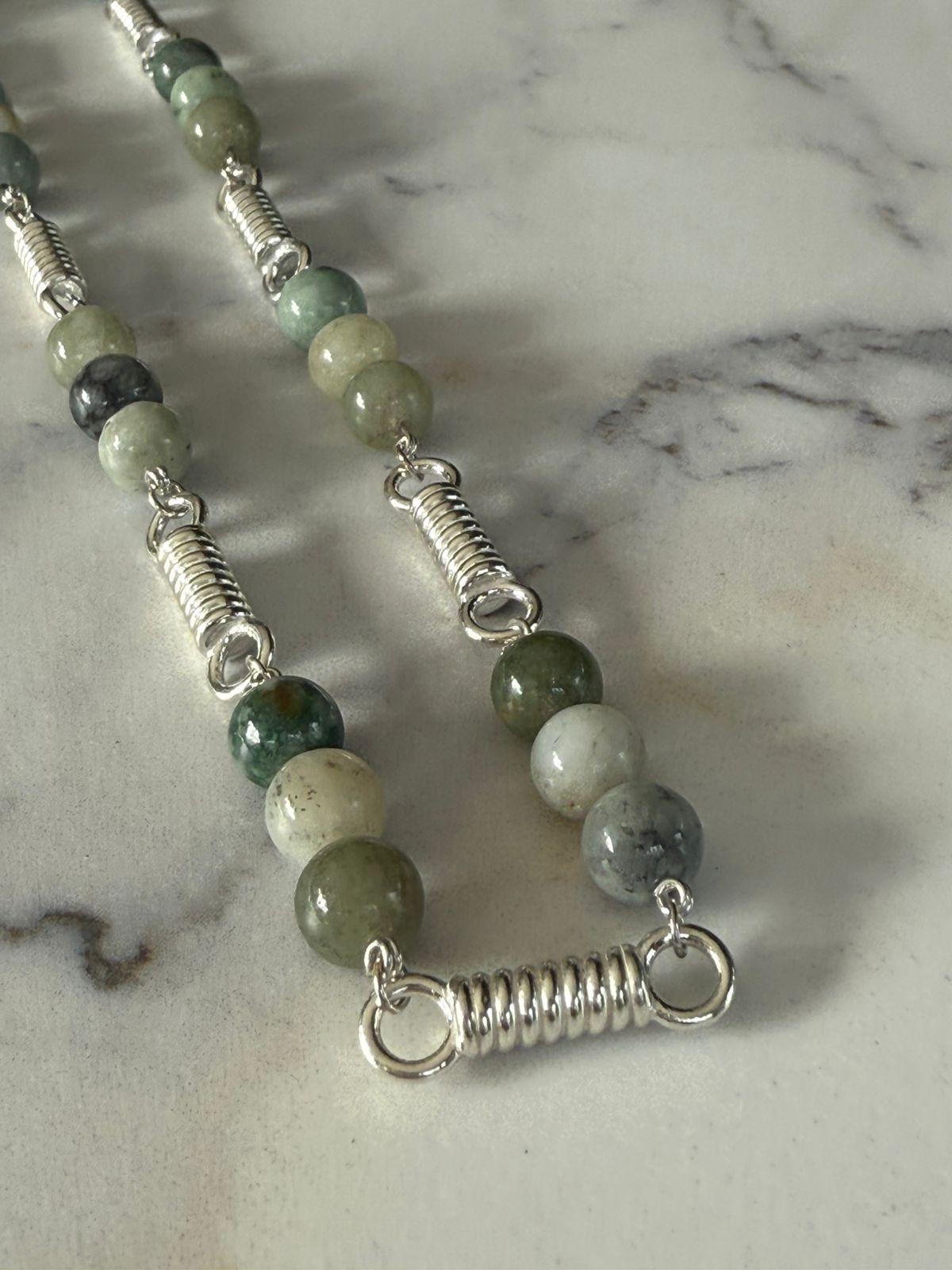 Collar resortes en plata rodinada 950 con piedras jade