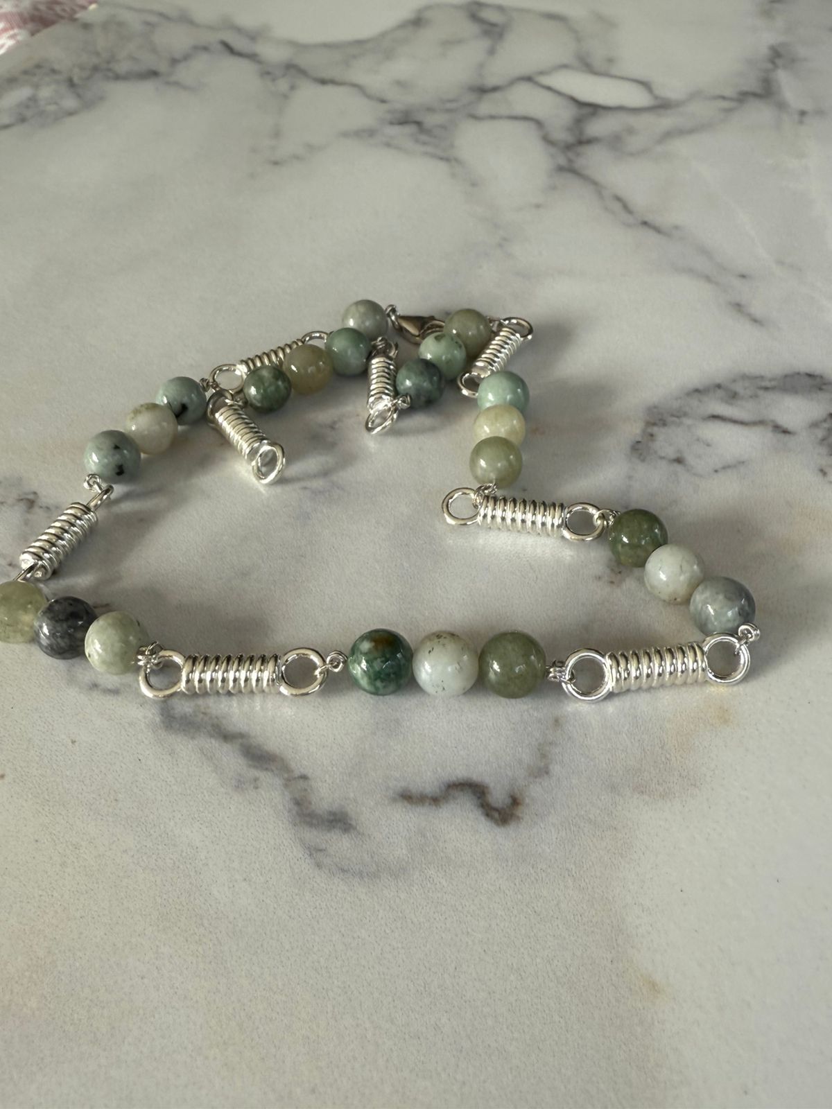 Collar resortes en plata rodinada 950 con piedras jade