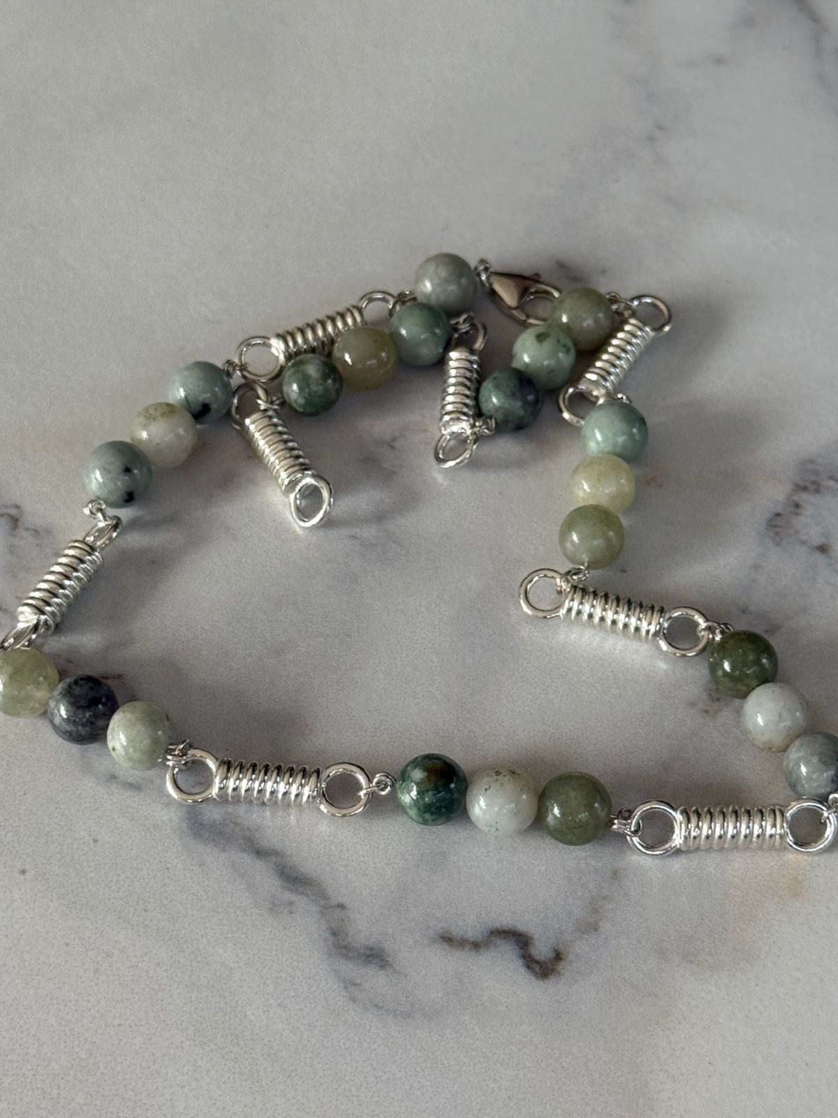 Collar resortes en plata rodinada 950 con piedras jade
