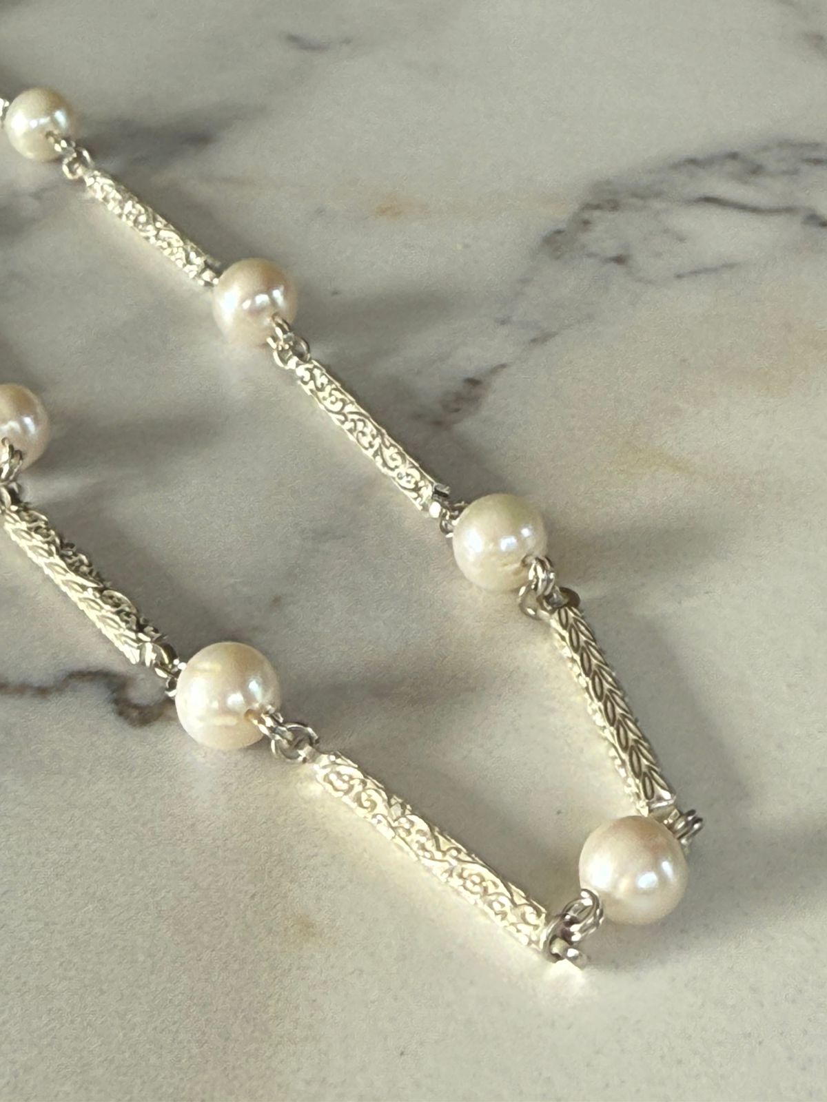 Collar de perlas con barras talladas en plata rodinada 950