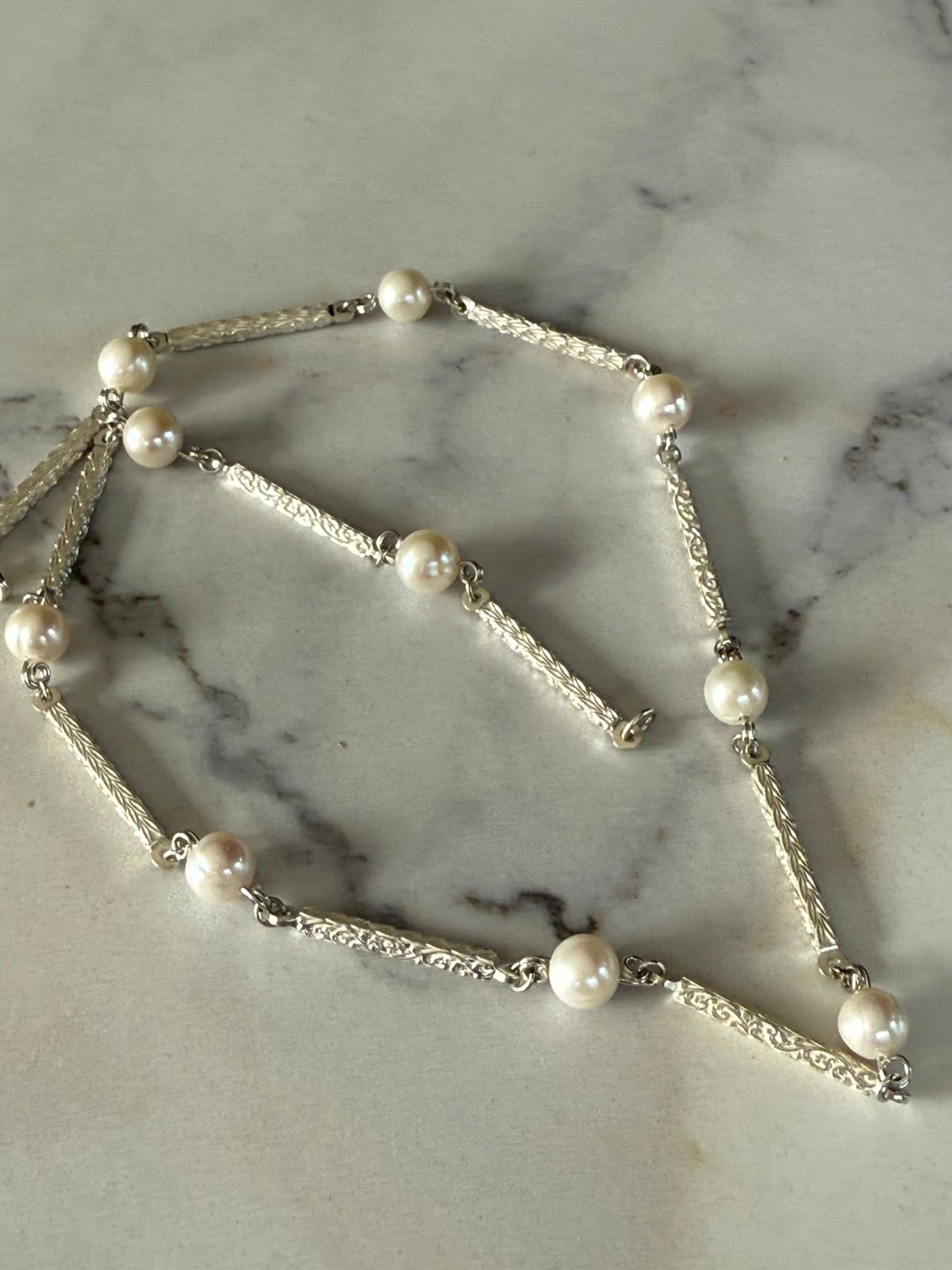 Collar de perlas con barras talladas en plata rodinada 950