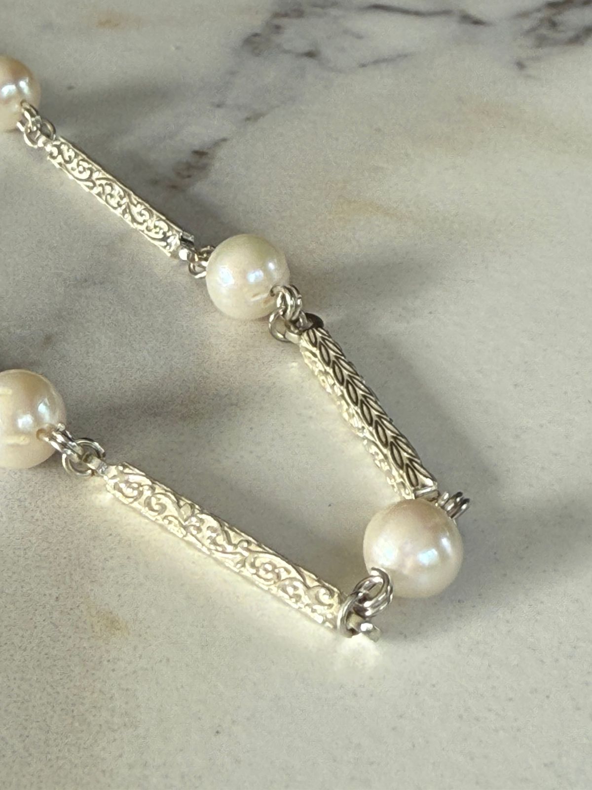 Collar de perlas con barras talladas en plata rodinada 950