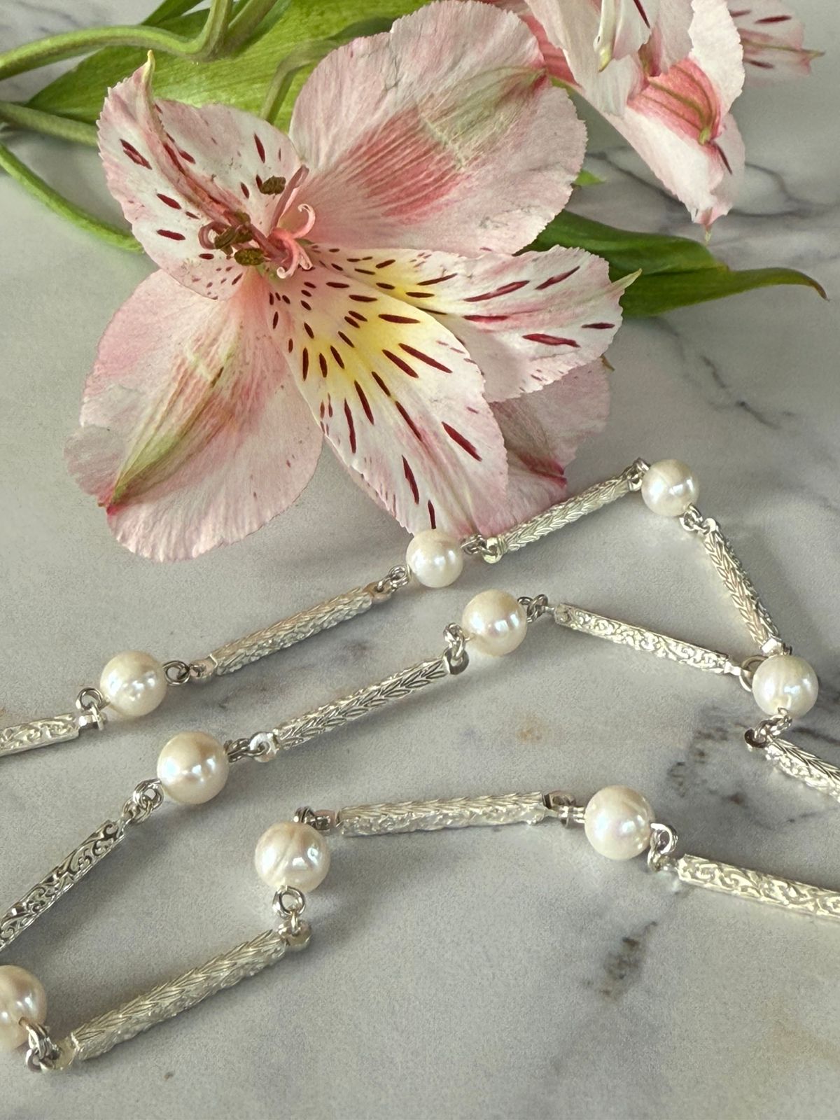 Collar de perlas con barras talladas en plata rodinada 950
