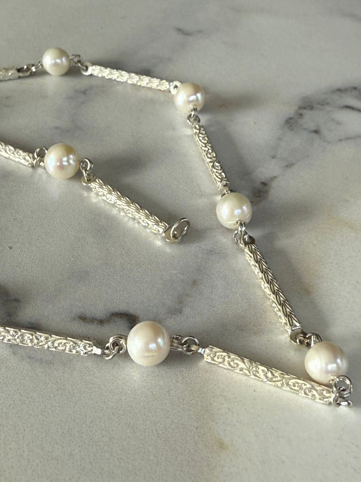 Collar de perlas con barras talladas en plata rodinada 950