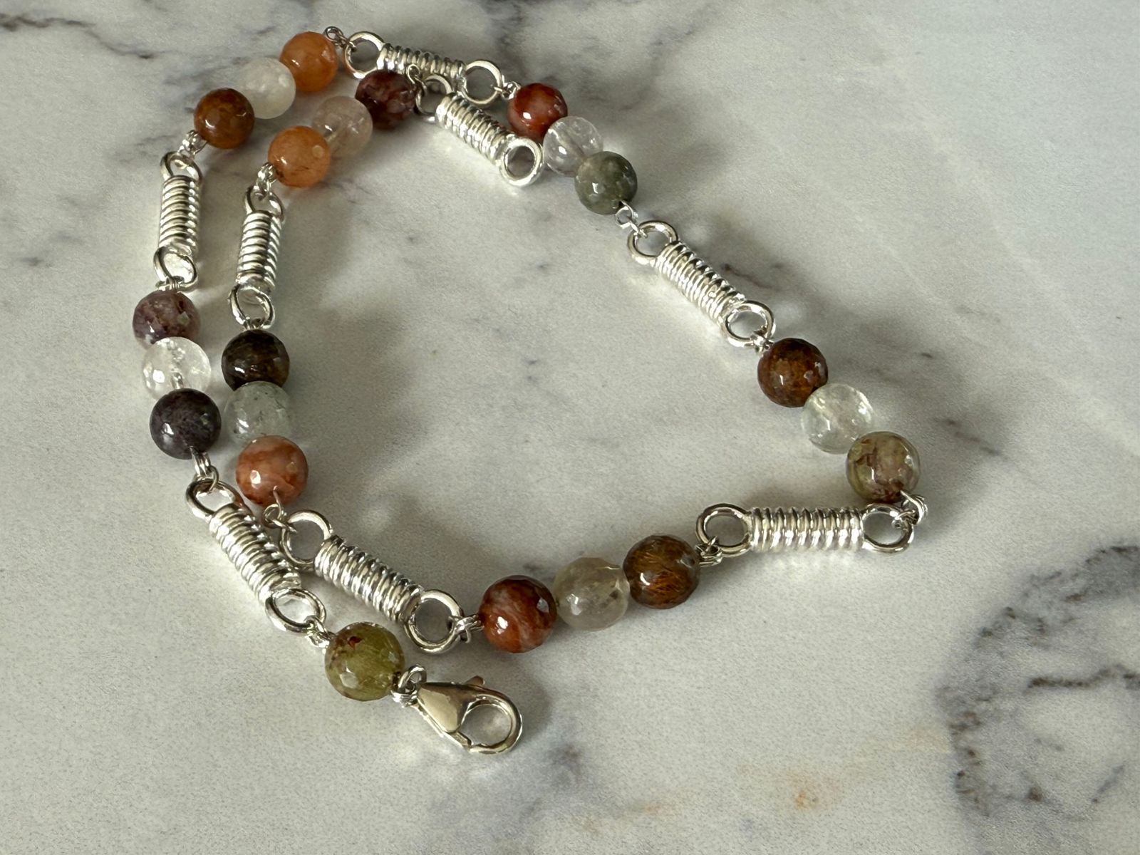 Collar resortes en plata rodinada 950 con piedras de cuarzo rutilado