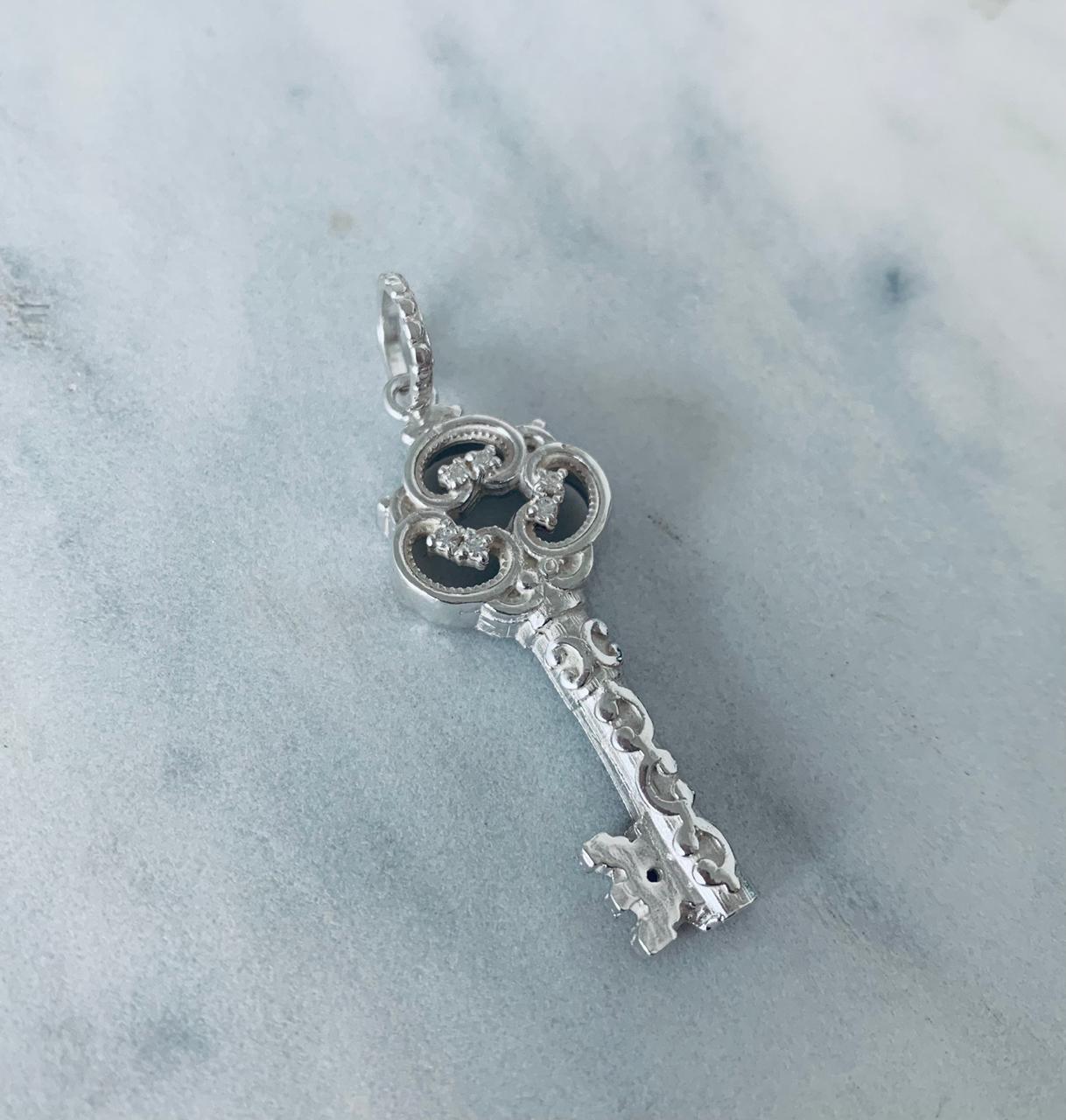 Colgante Llave Sati/ mide 4 cms de alto/plata 950