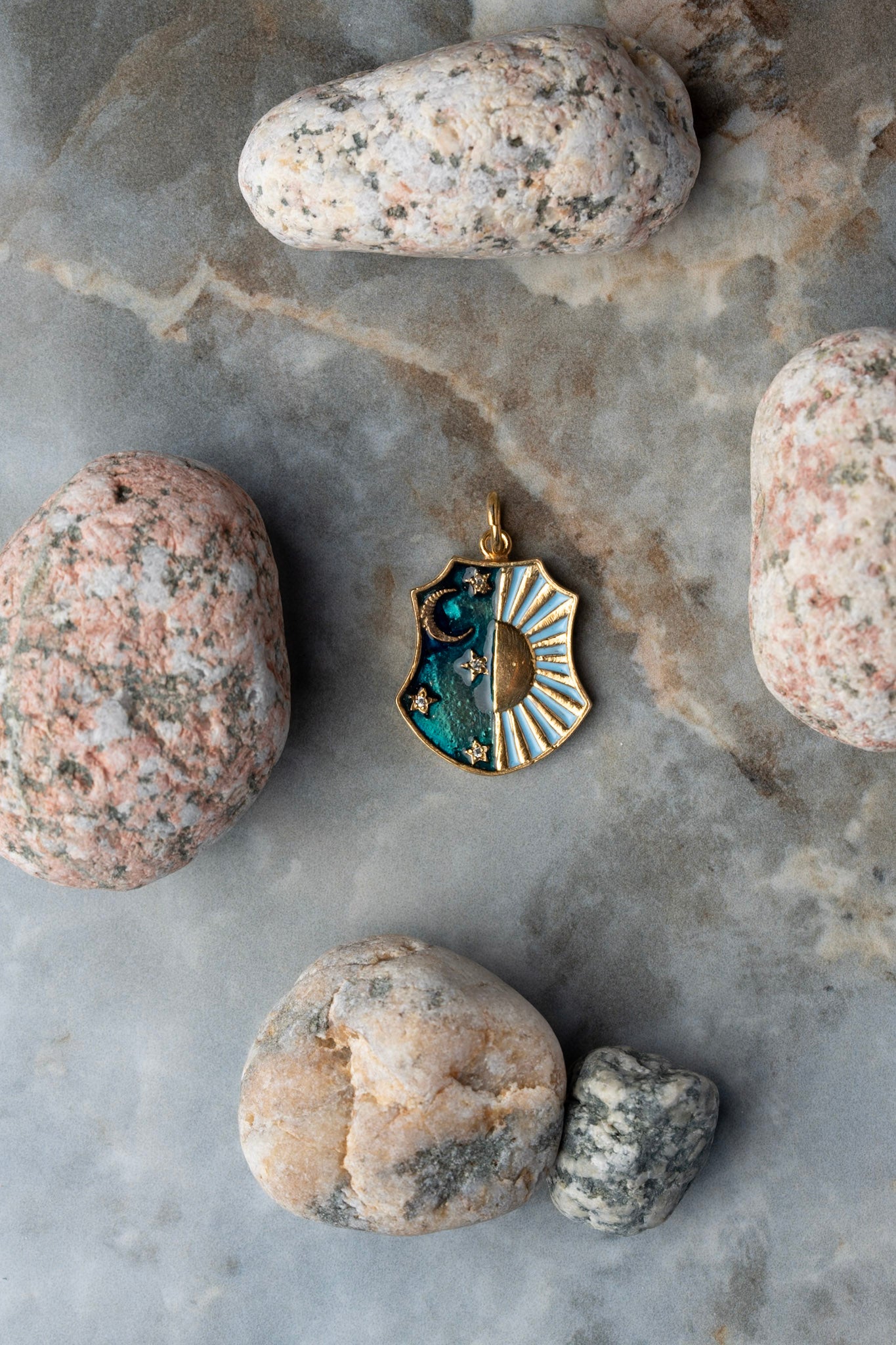 Colgante sol y luna  esmalte verde plata bañada en oro