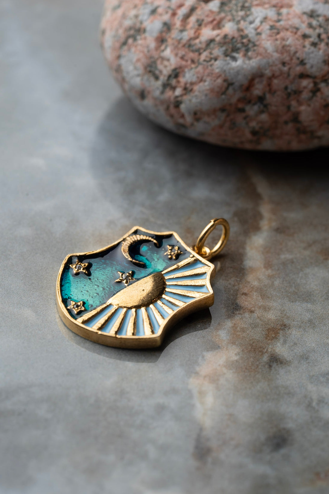 Colgante sol y luna esmalte verde plata bañada en oro