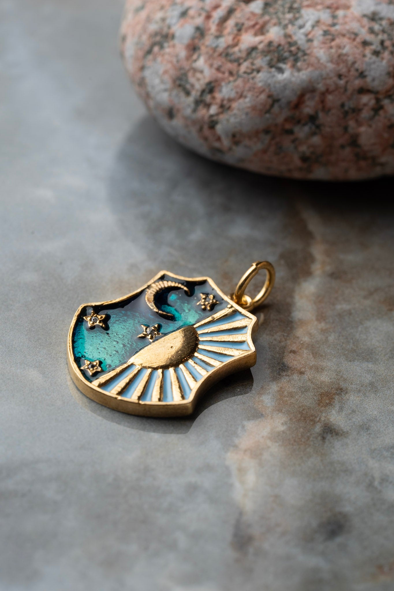 Colgante sol y luna  esmalte verde plata bañada en oro