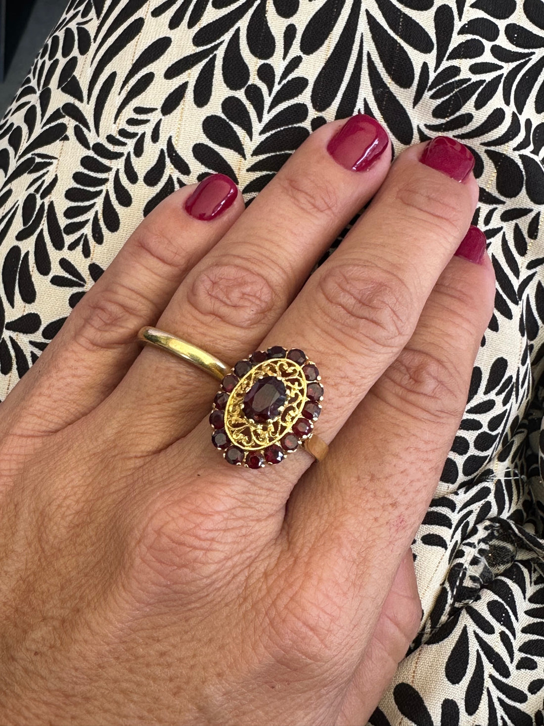Anillo granate y filigrana en oro 14K
