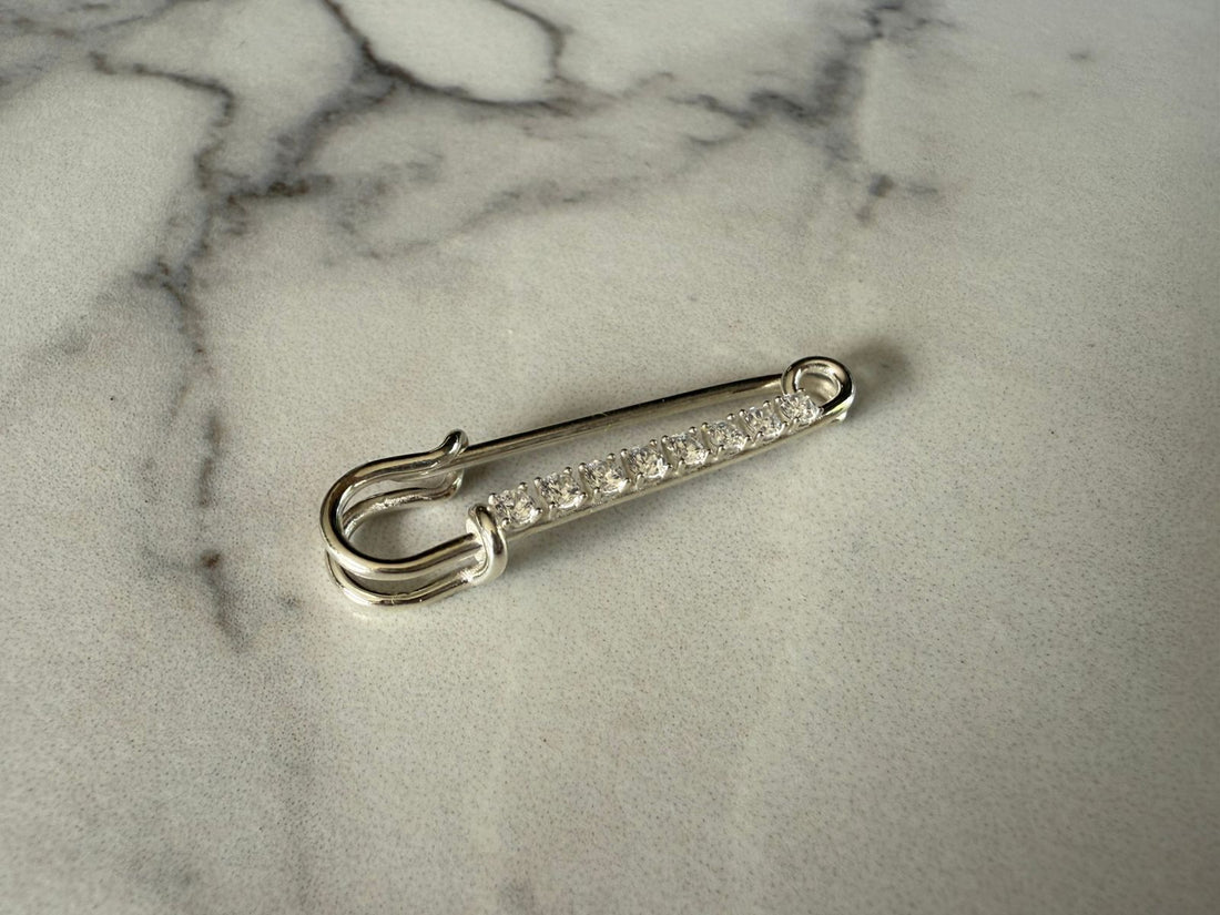 Broche alfiler de plata rodinada de 950 con circones