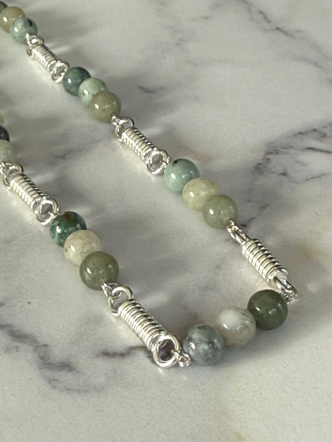Collar resortes en plata rodinada 950 con piedras jade