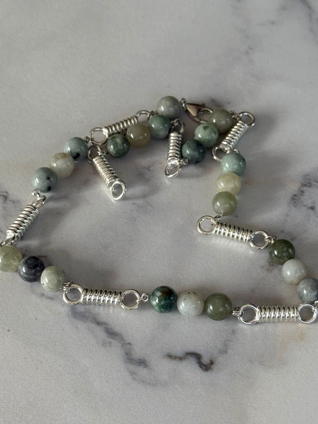 Collar resortes en plata rodinada 950 con piedras jade