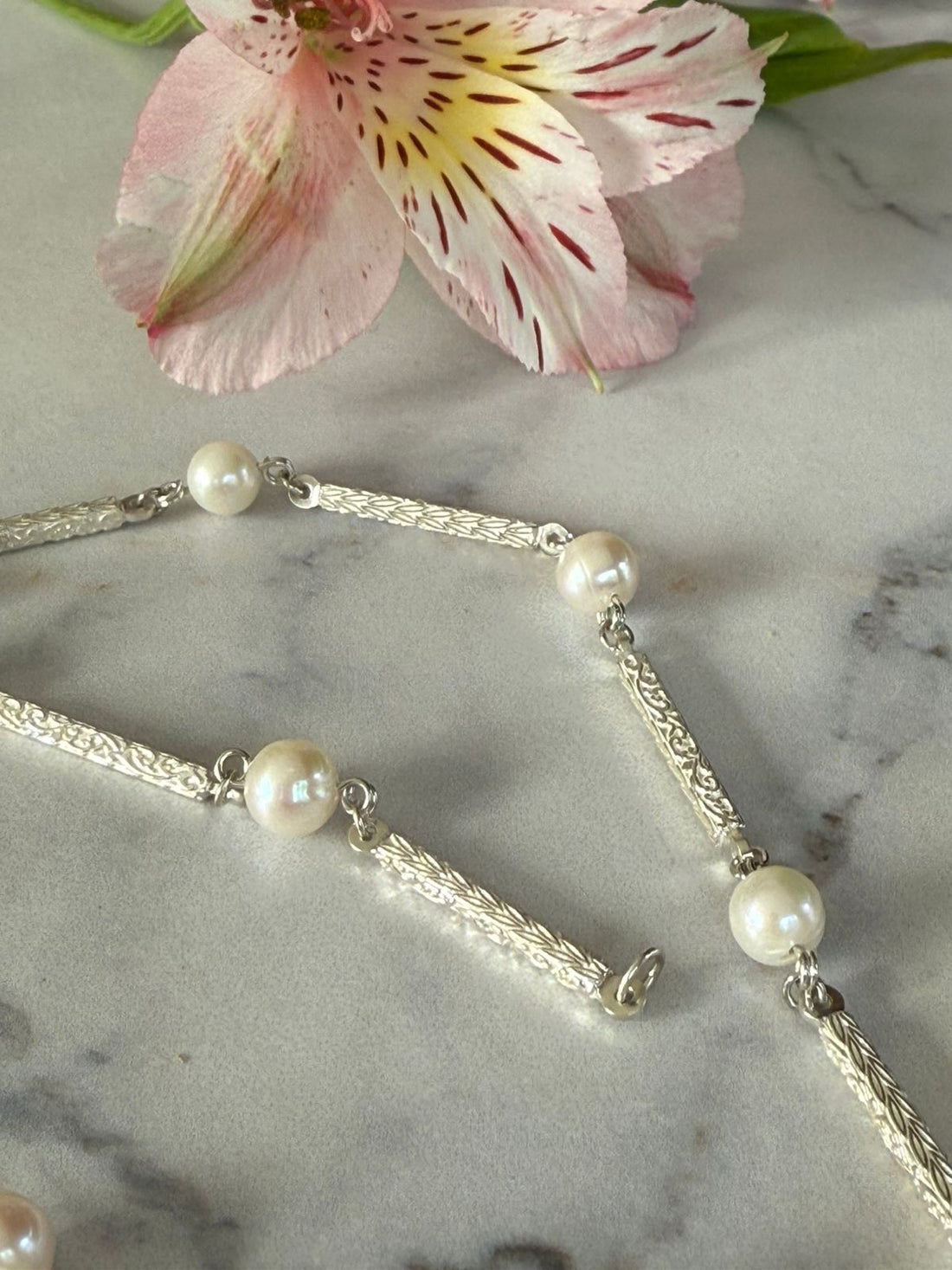 Collar de perlas con barras talladas en plata rodinada 950