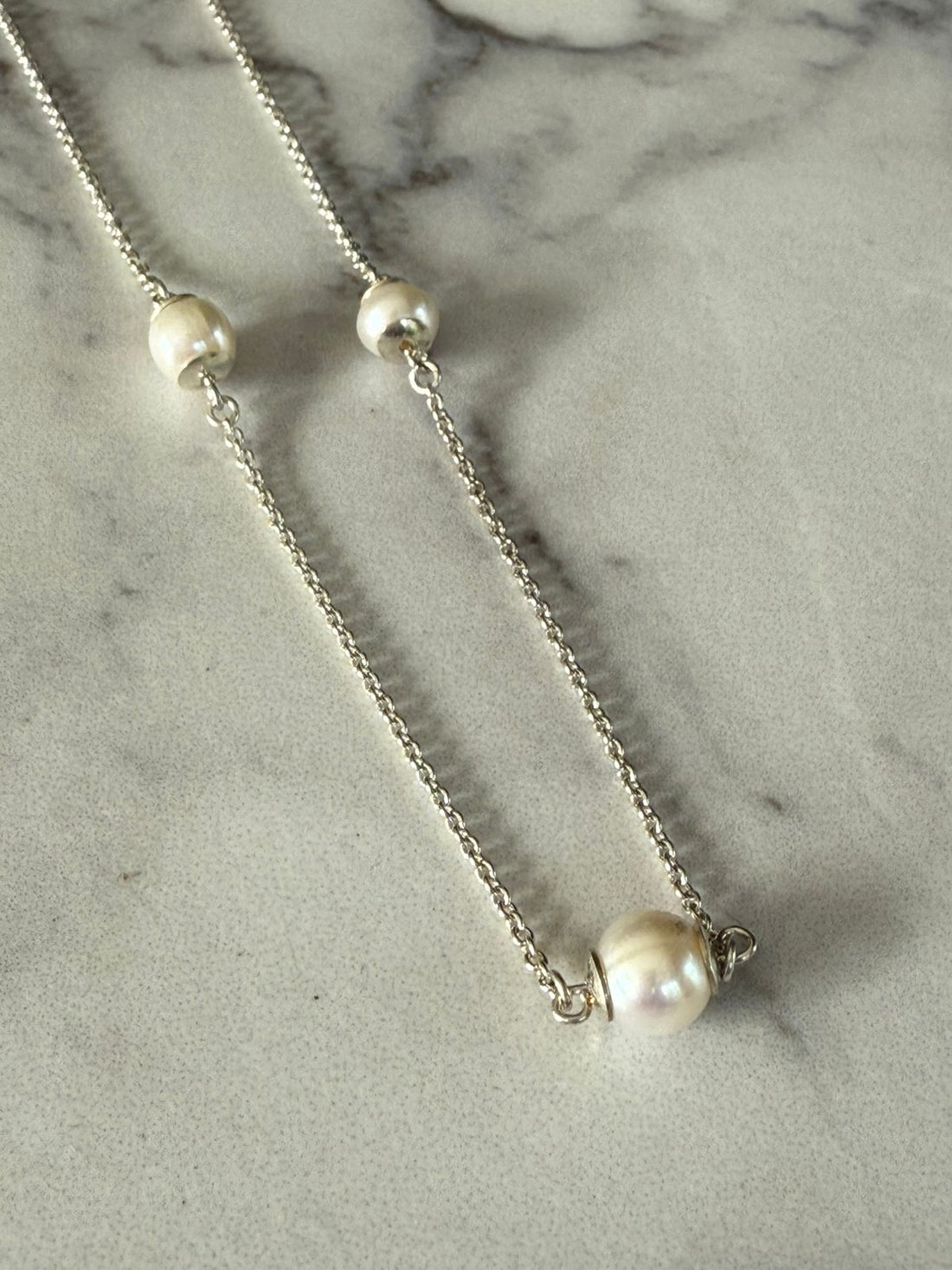 Collar de perlas con cadena modelo rolo en plata rodinada de 950