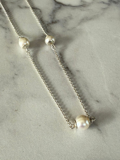 Collar de perlas con cadena modelo rolo en plata rodinada de 950