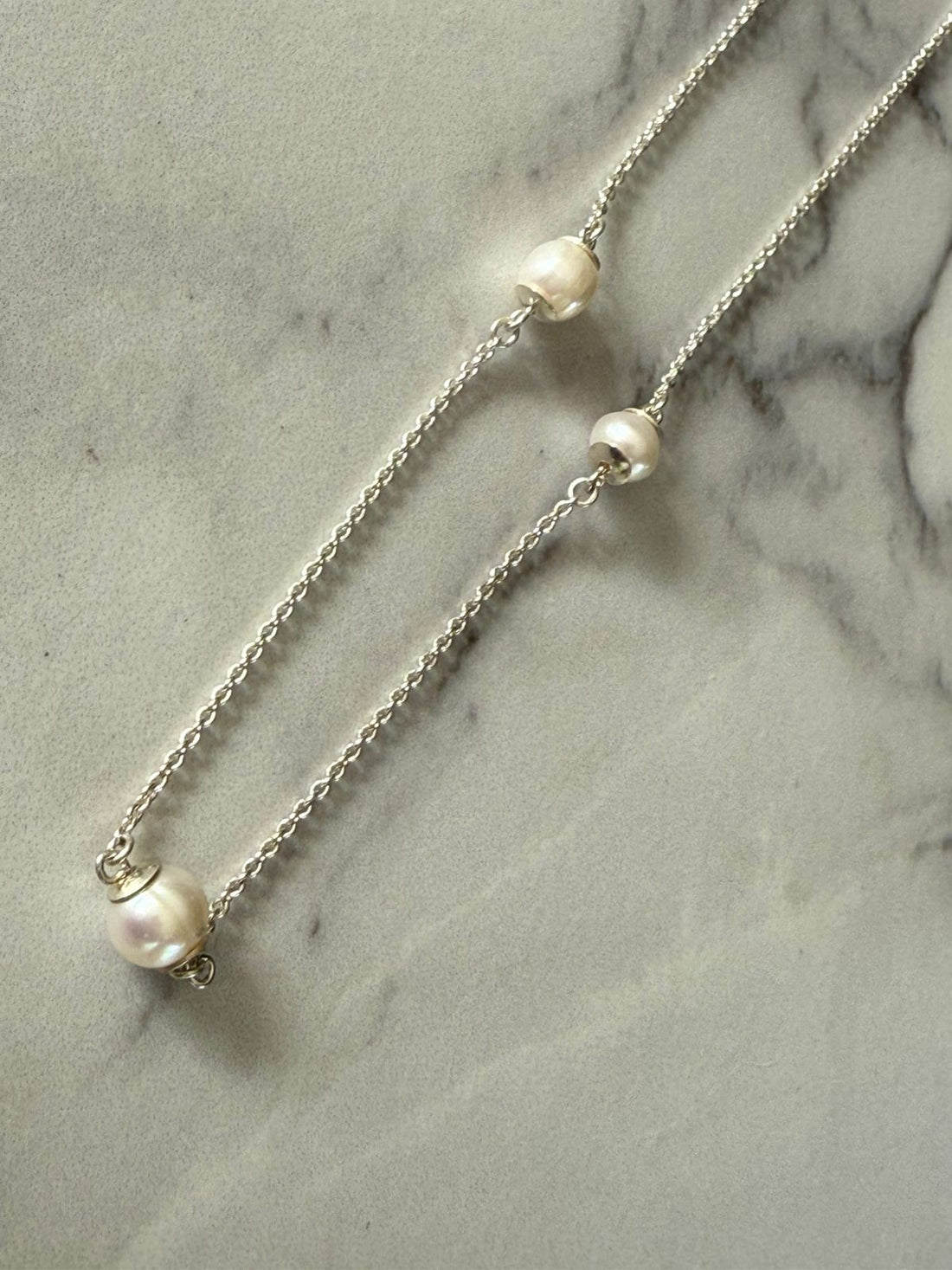 Collar de perlas con cadena modelo rolo en plata rodinada de 950