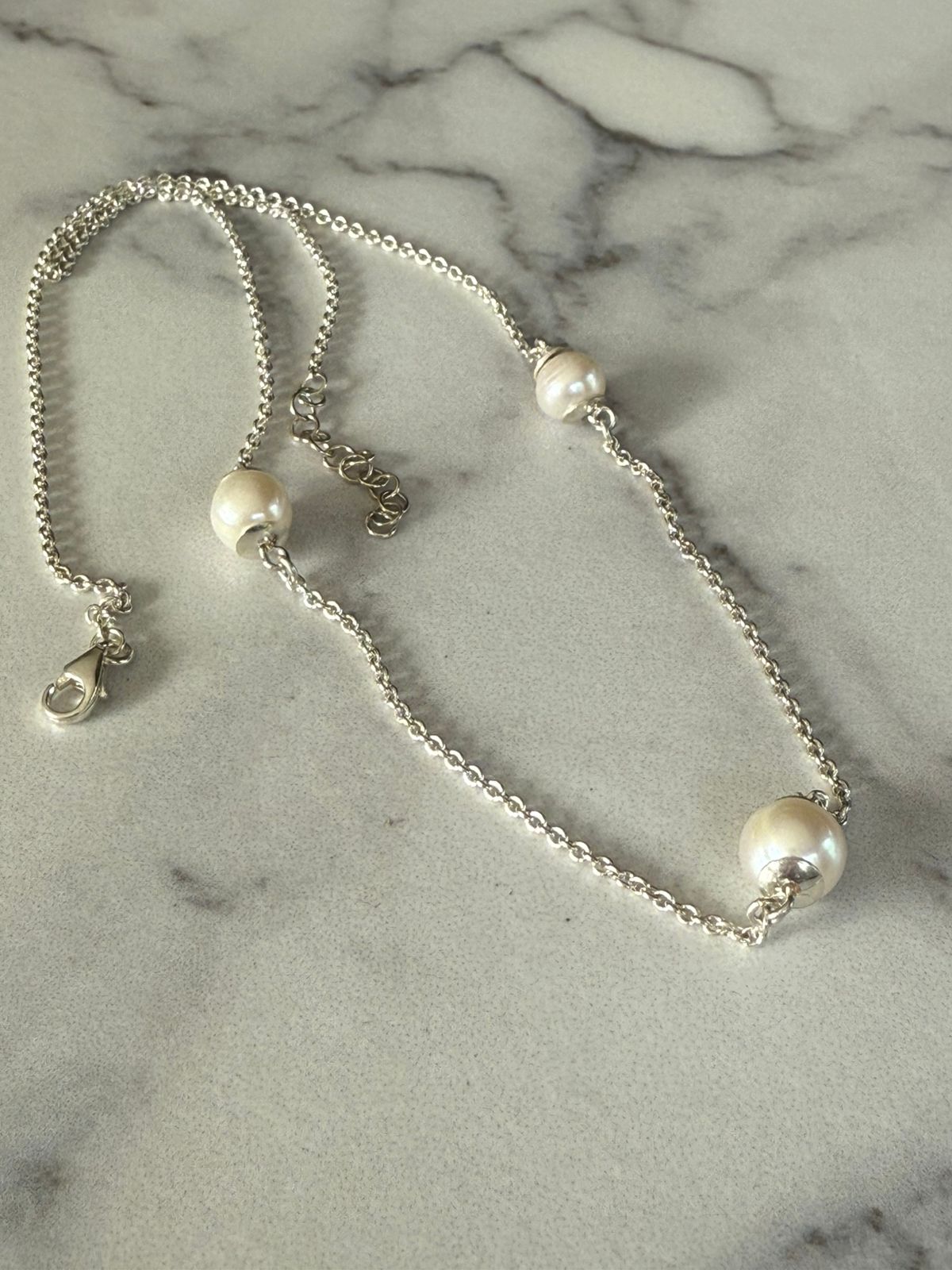 Collar de perlas con cadena modelo rolo en plata rodinada de 950
