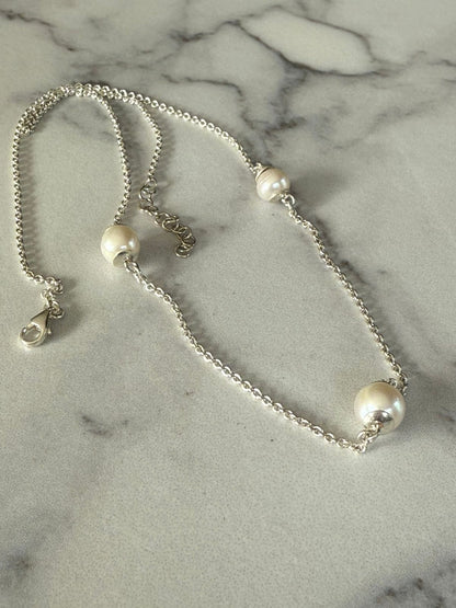 Collar de perlas con cadena modelo rolo en plata rodinada de 950