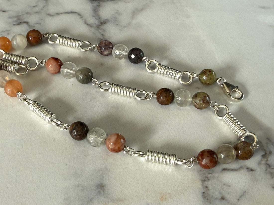 Collar resortes en plata rodinada 950 con piedras de cuarzo rutilado