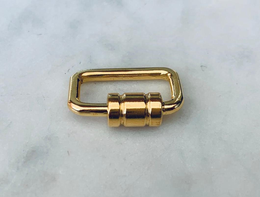 Broche cuadrado plata 950 bañado en oro
