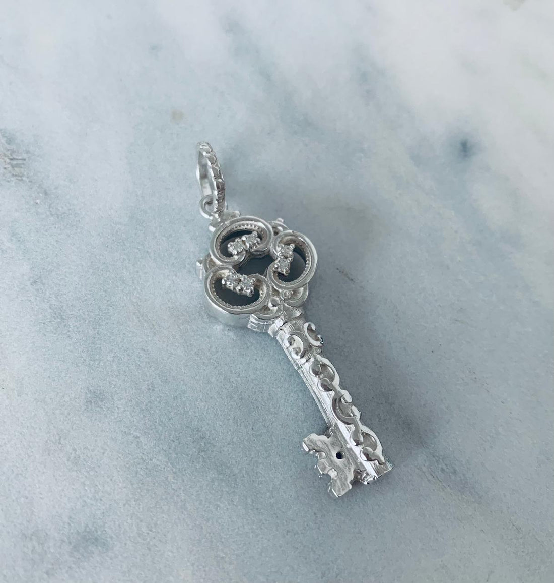 Colgante Llave Sati/ mide 4 cms de alto/plata 950