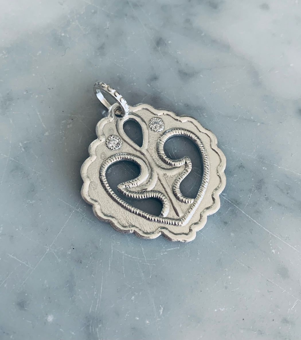 Corazón Sati 3 cms de alto Plata
